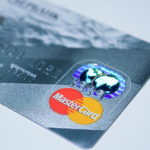U mKreditky Plus můžete mít úvěrový limit až 500 000 Kč. S kartou je možné platit jak za nákupy v obchodech v ČR nebo v zahraničí či na internetu.